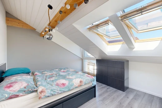 chambre avec plafond voûté, vaulted ceiling, cloison sèche, drywall, et high end ceiling