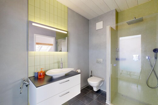 salle de bains avec douche, salle de bain complète, évier, lavabo (ou coiffeuse selon le contexte), et dark floor