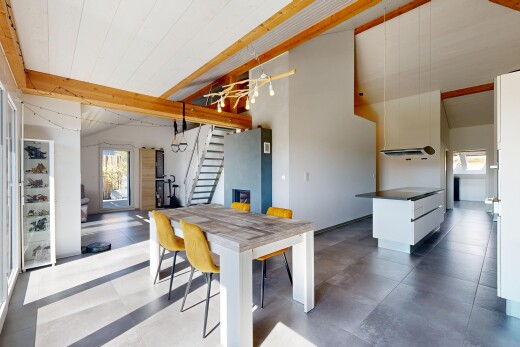 salle à manger avec escaliers, plafond haut, high ceiling, accès à l'extérieur, et inside property