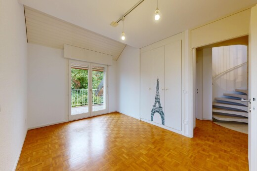 pièce vide avec natural light, lumière naturelle, escaliers, drywall, et cloison sèche