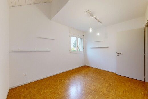 pièce vide avec natural light, lumière naturelle, inside property, drywall, et cloison sèche