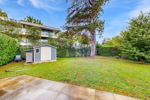 jardin avec day time, pelouse, structure extérieure, et abri