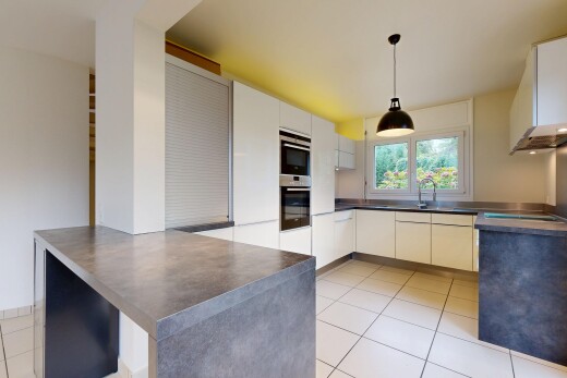 cuisine avec plans de travail, tile floor, sol en carrelage, inside property, et éclairage suspendu