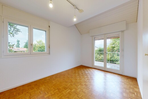 pièce vide avec natural light, lumière naturelle, parquet floor, drywall, et cloison sèche