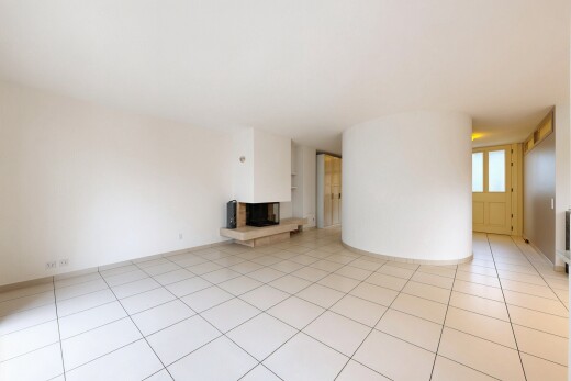 pièce vide avec inside property, natural light, lumière naturelle, drywall, et cloison sèche