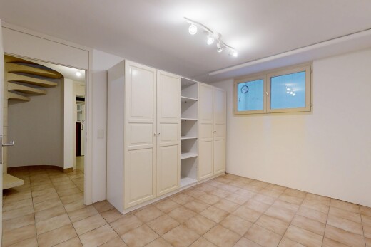 pièce vide avec drywall, cloison sèche, inside property, sous-sol, et low ceiling