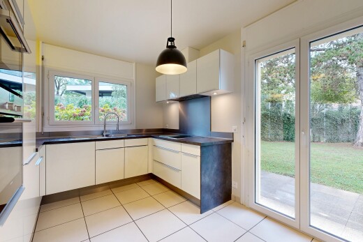 cuisine avec inside property, armoires blanches, lumière naturelle, natural light, et éclairage suspendu