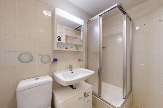 salle de bains avec mur en carrelage, tile wall, salle de bain complète, douche, et miroir