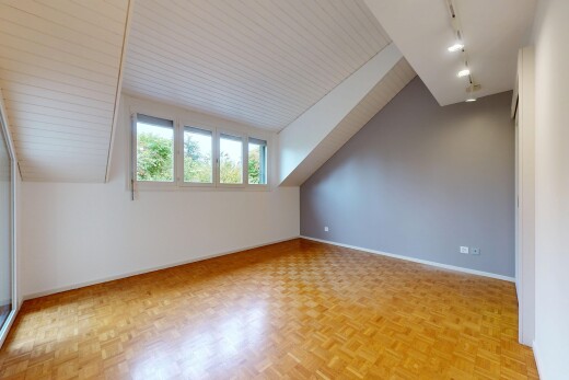 pièce vide avec éclairage sur rail, track lighting, cloison sèche, drywall, et lumière naturelle