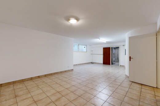 pièce vide avec cloison sèche, drywall, sous-sol, inside property, et lumière naturelle