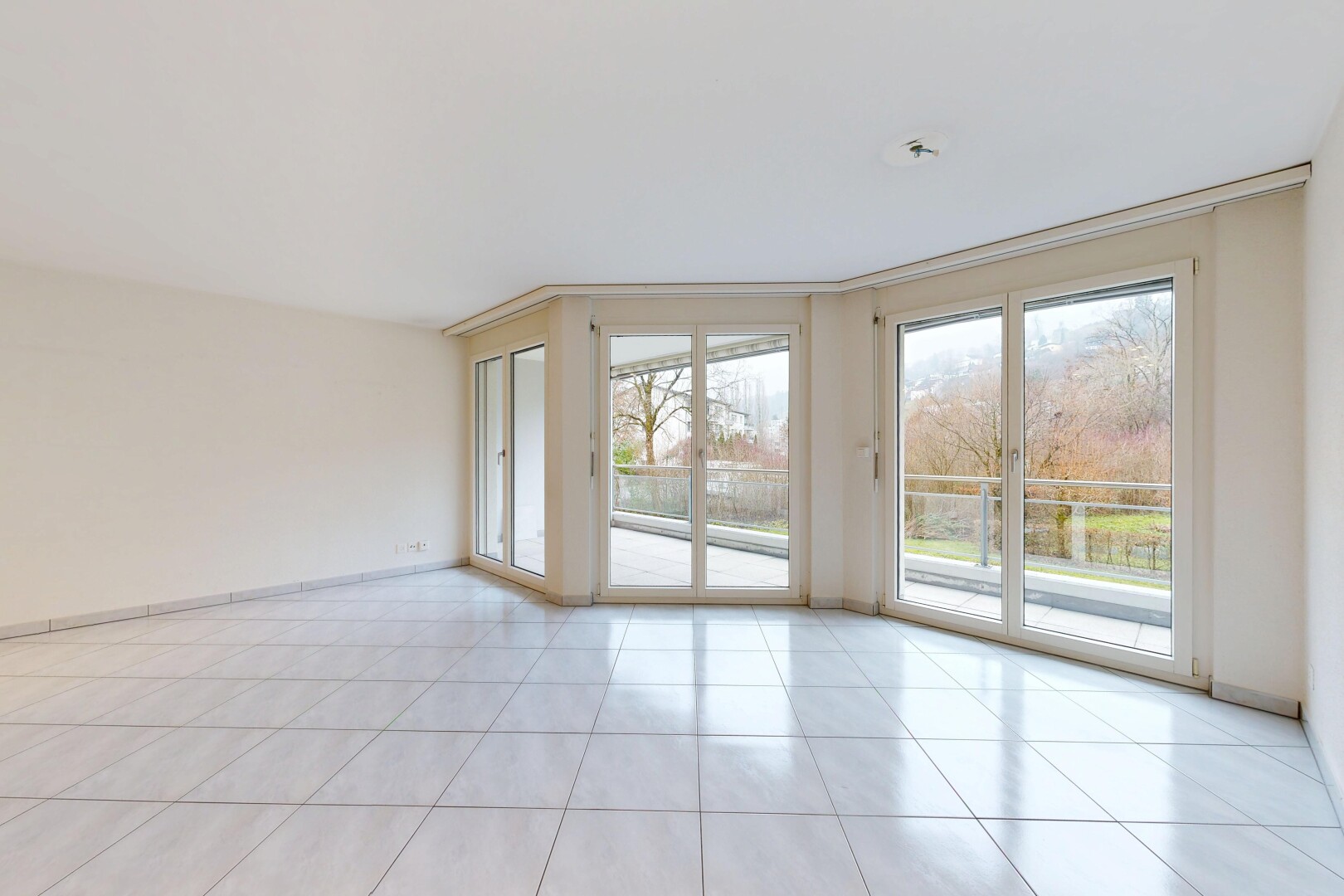 pièce vide avec cloison sèche, drywall, lumière naturelle, natural light, et inside property
