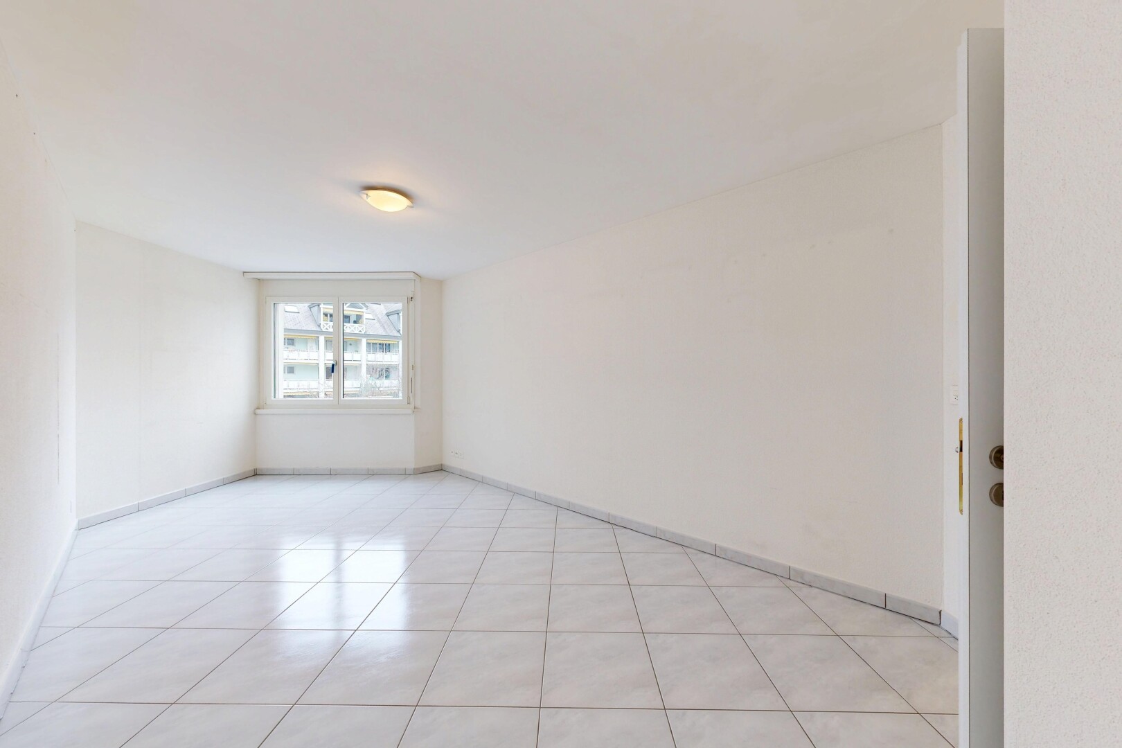 pièce vide avec lumière naturelle, natural light, inside property, cloison sèche, et drywall