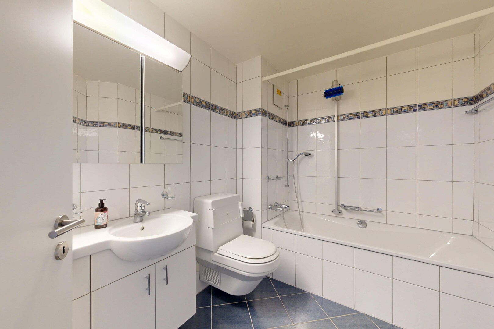 salle de bains avec lavabo (ou coiffeuse selon le contexte), salle de bain complète, mur en carrelage, tile wall, et inside property