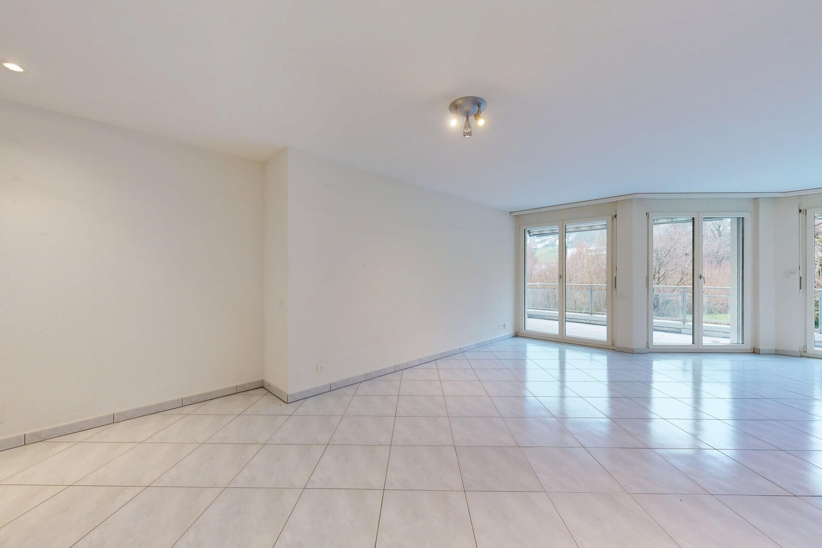 pièce vide avec cloison sèche, drywall, lumière naturelle, natural light, et inside property