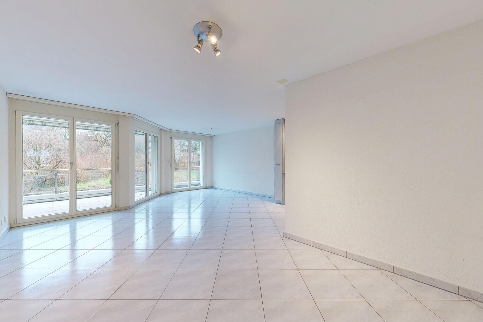 pièce vide avec cloison sèche, drywall, lumière naturelle, natural light, et inside property