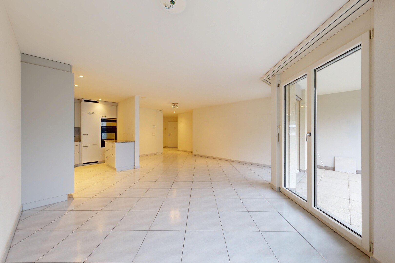 pièce vide avec cloison sèche, drywall, inside property, sol en carrelage, et tile floor