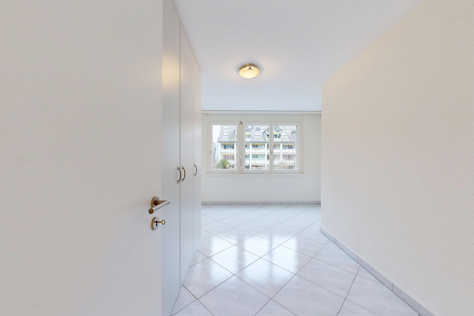 pièce vide avec inside property, lumière naturelle, natural light, cloison sèche, et drywall