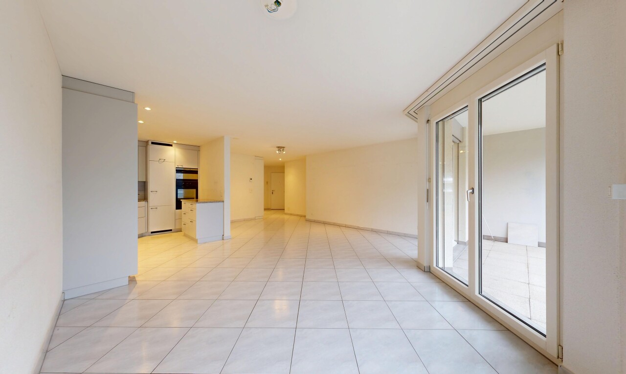pièce vide avec cloison sèche, drywall, inside property, sol en carrelage, et tile floor