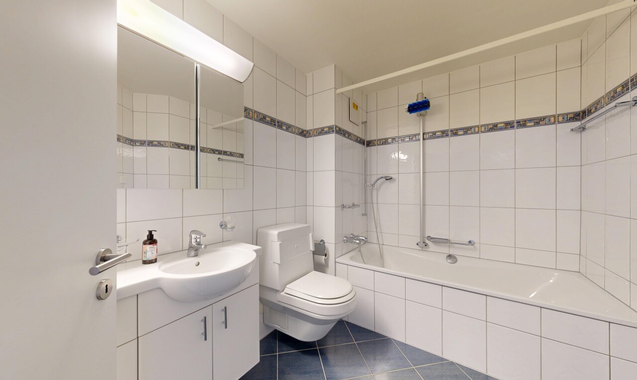 salle de bains avec lavabo (ou coiffeuse selon le contexte), salle de bain complète, mur en carrelage, tile wall, et inside property