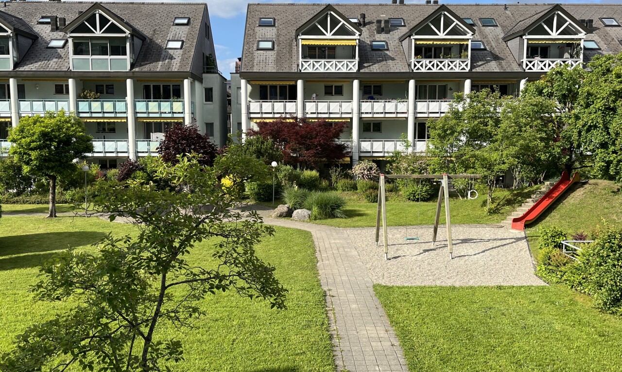 garten mit rasen, day time, und spielplatz