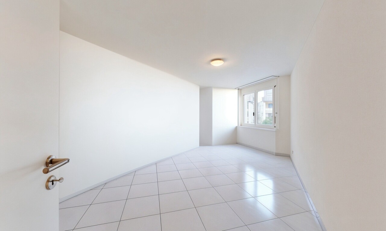 pièce vide avec cloison sèche, drywall, inside property, lumière naturelle, et natural light