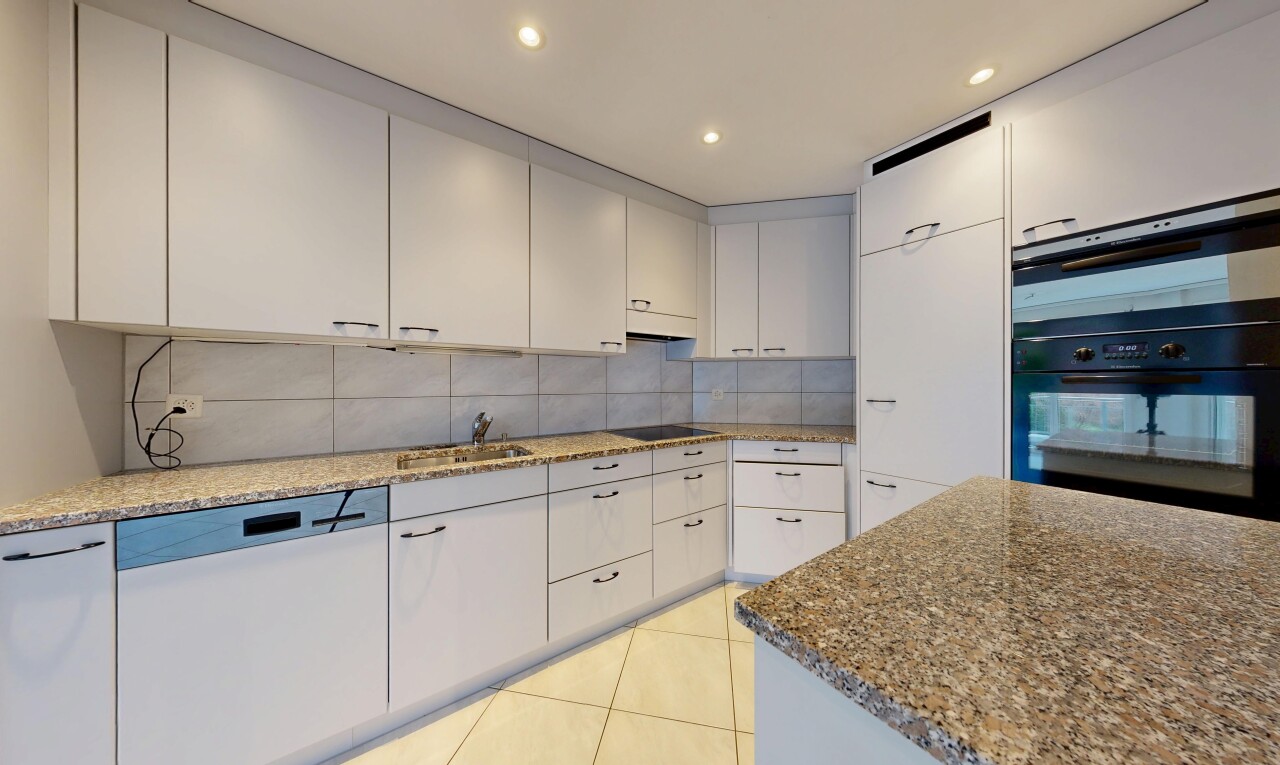 cuisine avec plans de travail en pierre, lave-vaisselle, inside property, dosseret, et backsplash