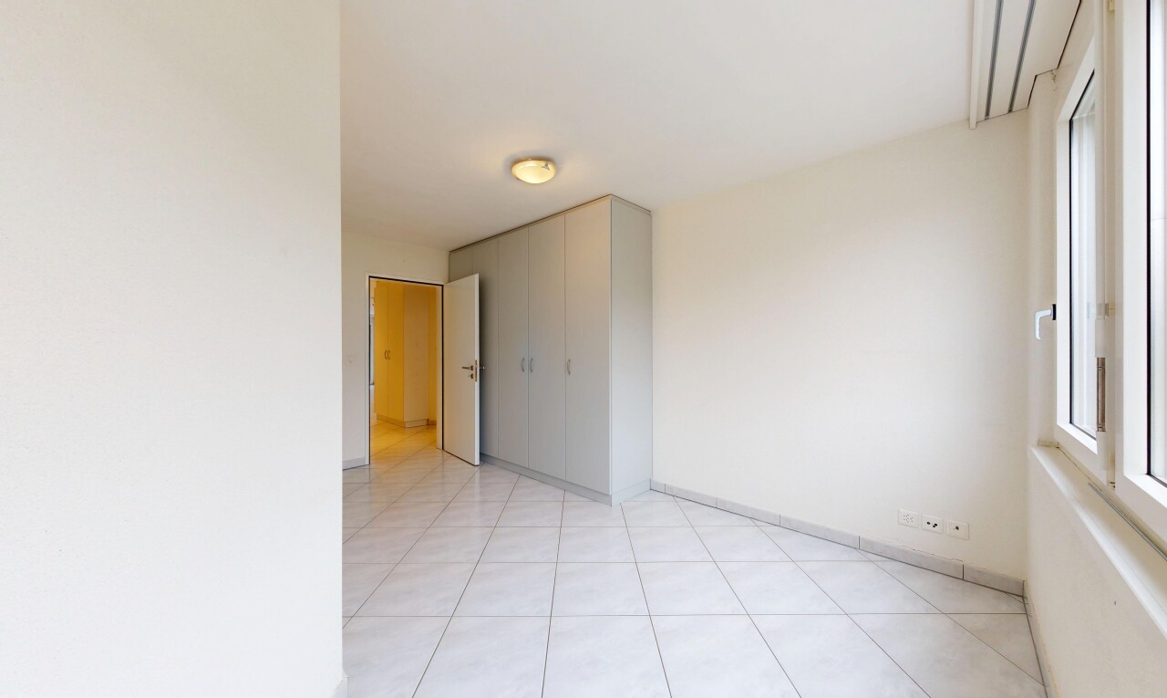 pièce vide avec cloison sèche, drywall, inside property, lumière naturelle, et natural light