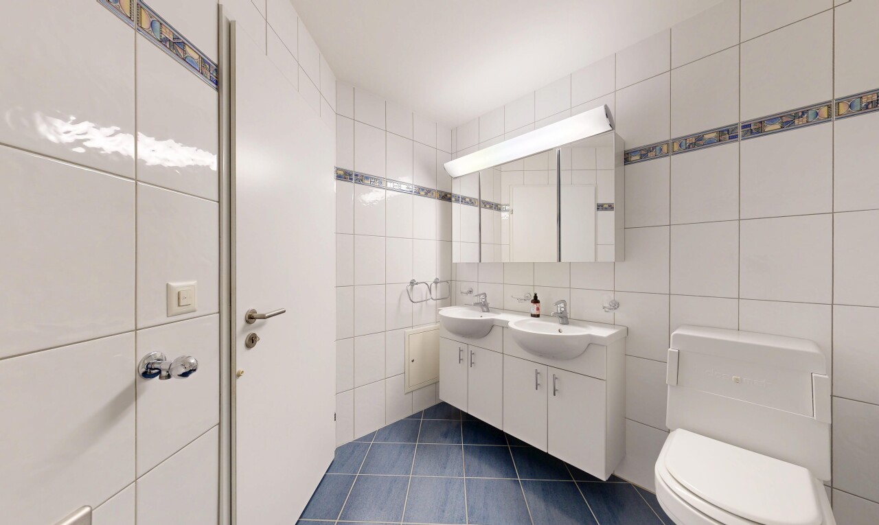 salle de bains avec double vasque, mur en carrelage, tile wall, toilette, et sol en carrelage