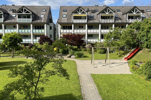 garten mit rasen, day time, und spielplatz