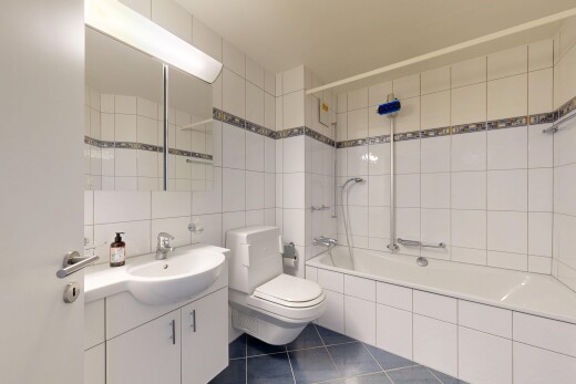 salle de bains avec lavabo (ou coiffeuse selon le contexte), salle de bain complète, mur en carrelage, tile wall, et inside property