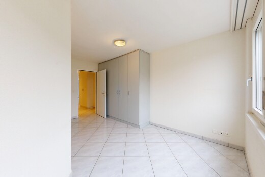pièce vide avec cloison sèche, drywall, inside property, lumière naturelle, et natural light