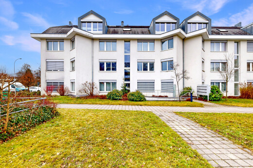 außenansicht mit apartment complex view, stuckverkleidung, rasen, zaun, und day time