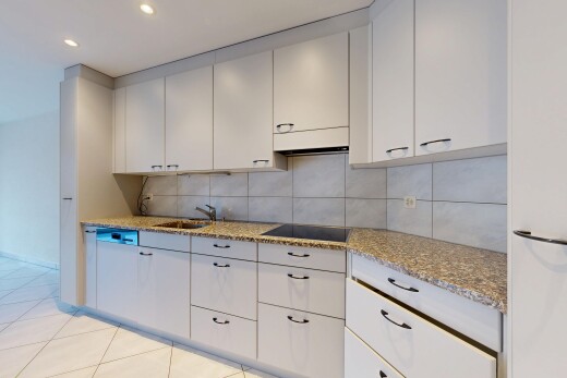 küche mit stein arbeitsplatten, weiße schränke, fliesenboden, tile floor, und küchenrückwand beim herd