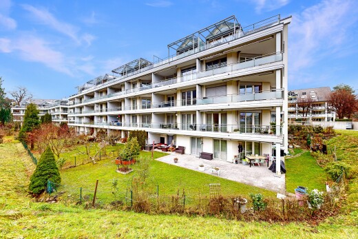 außenansicht mit blick auf wohnanlage, apartment complex view, day time, und zaun