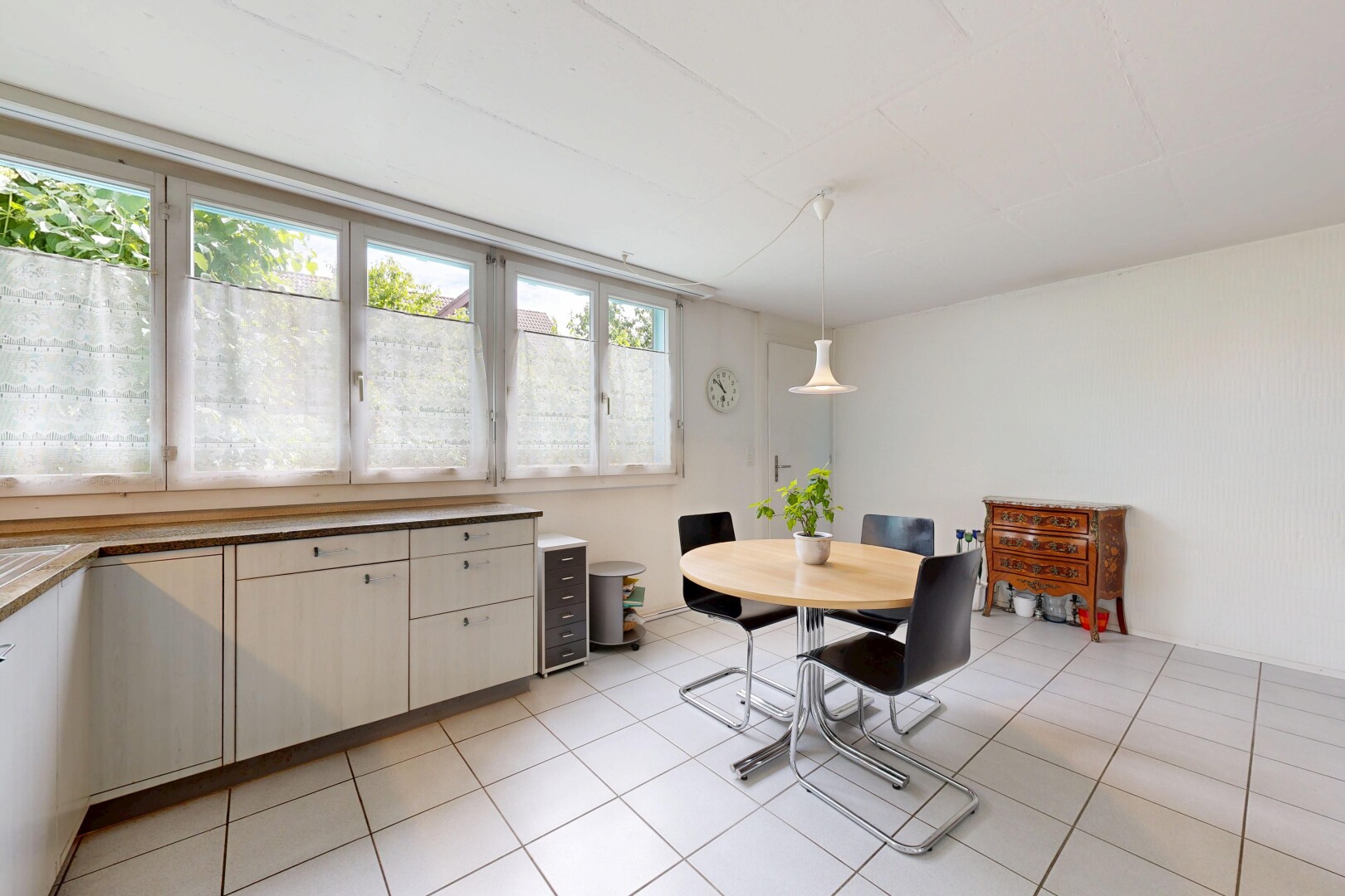 esszimmer mit light floor, inside property, natürliches licht, natural light, und gipskartonwand