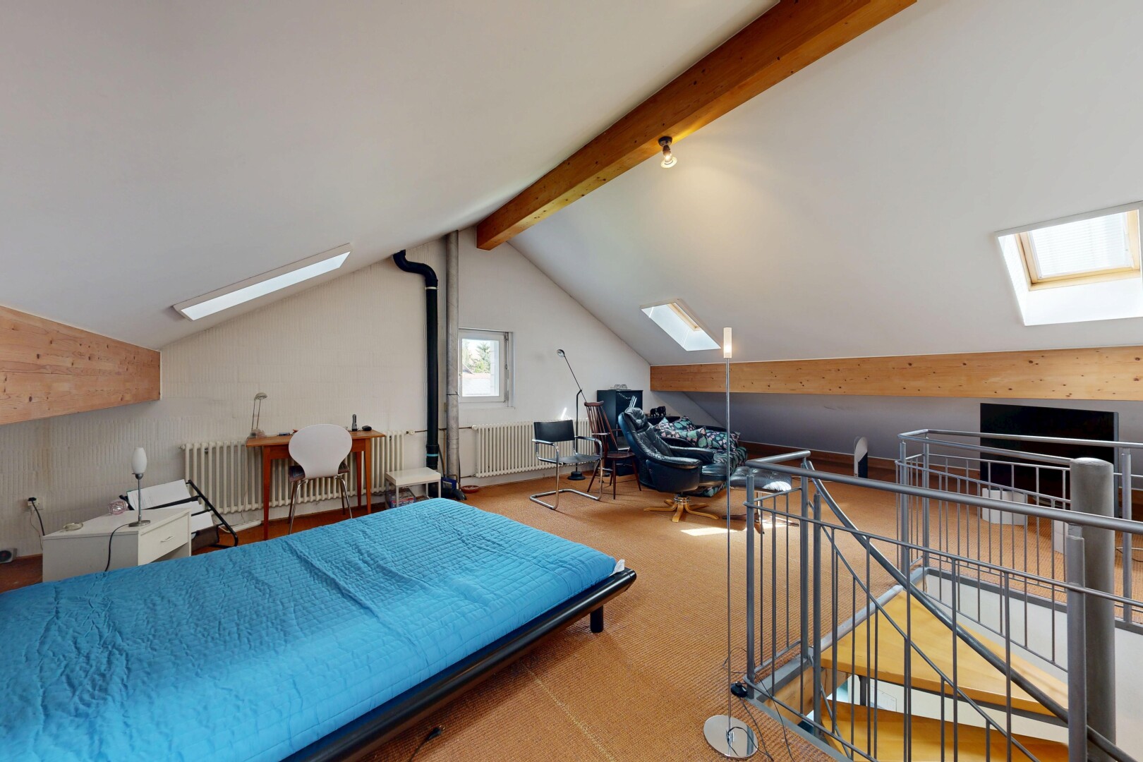 zimmer / schlafzimmer mit dachfenster, inside property, dachschräge, vaulted ceiling, und kathedralendecke