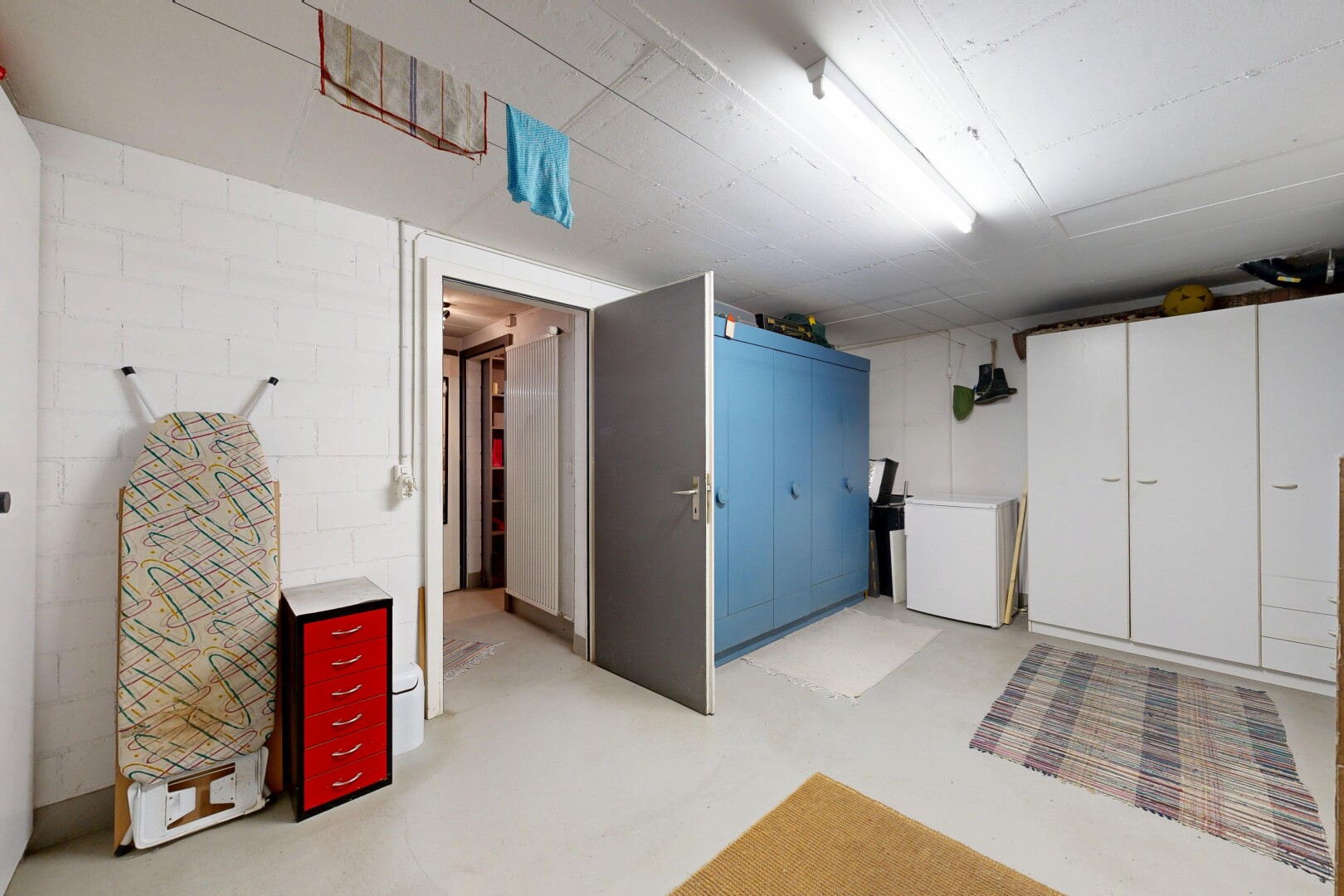 zimmer / schlafzimmer mit light floor, inside property, keller, betonboden, und concrete floor