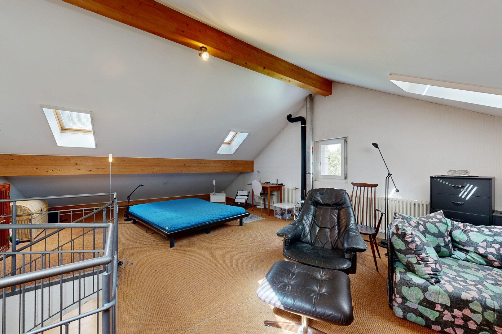 zimmer / schlafzimmer mit dachfenster, inside property, dachschräge, vaulted ceiling, und balkendecke