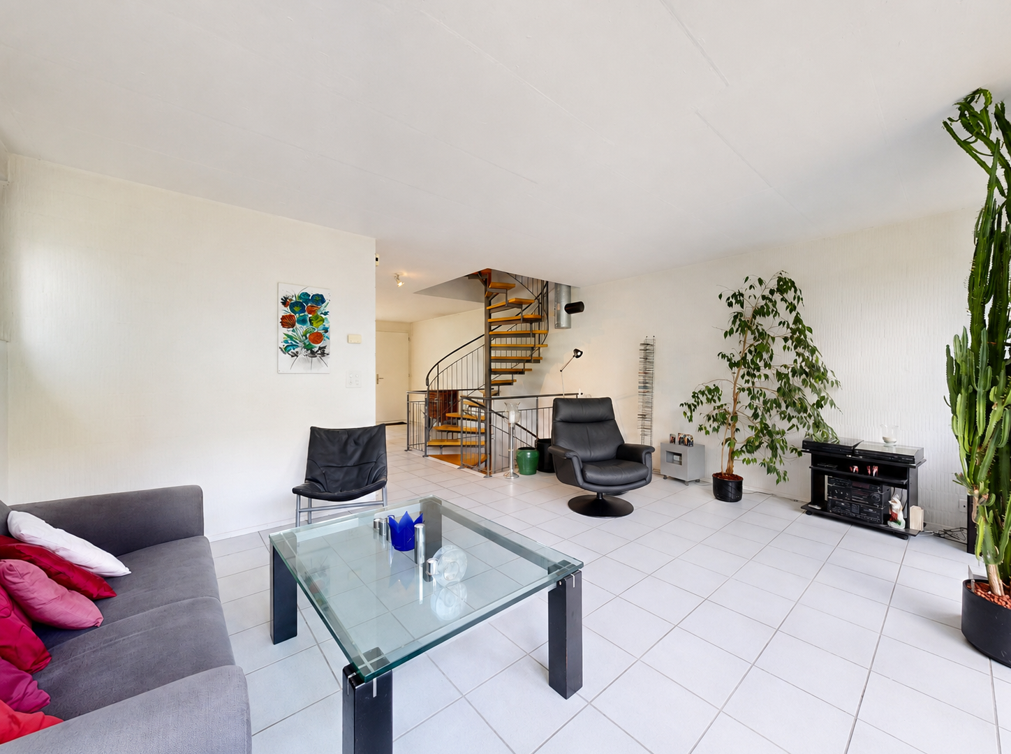 wohnzimmer mit treppen, gipskartonwand, drywall, und inside property