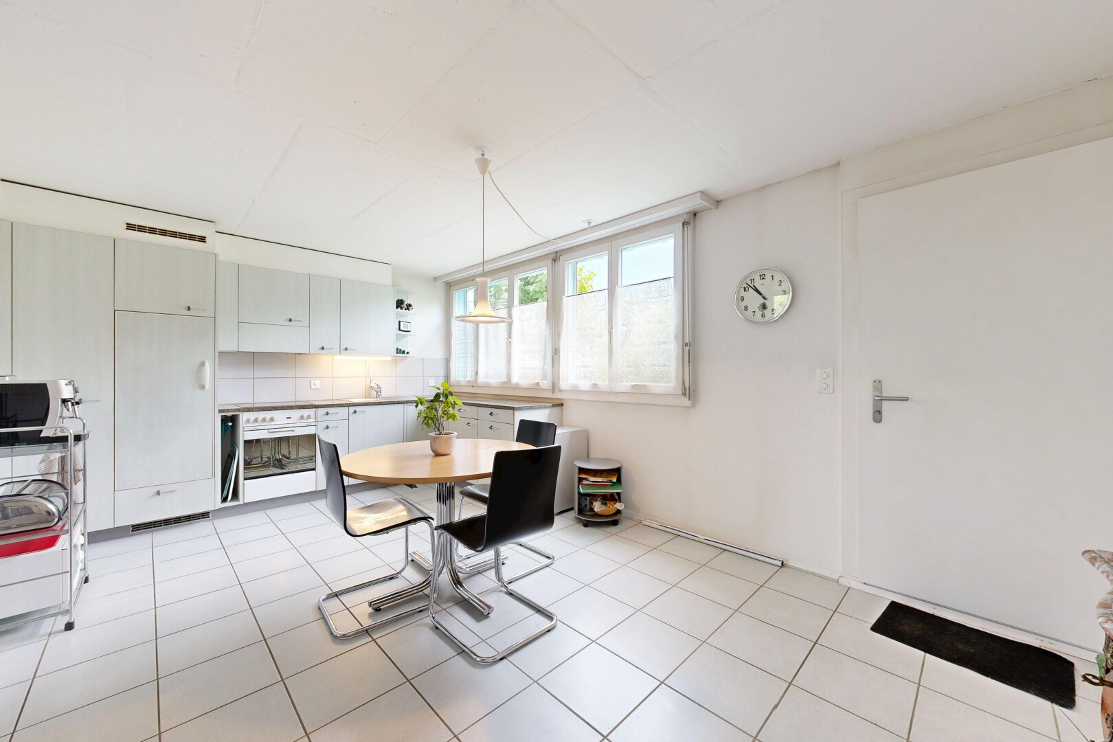 küche mit light floor, inside property, natürliches licht, natural light, und gipskartonwand