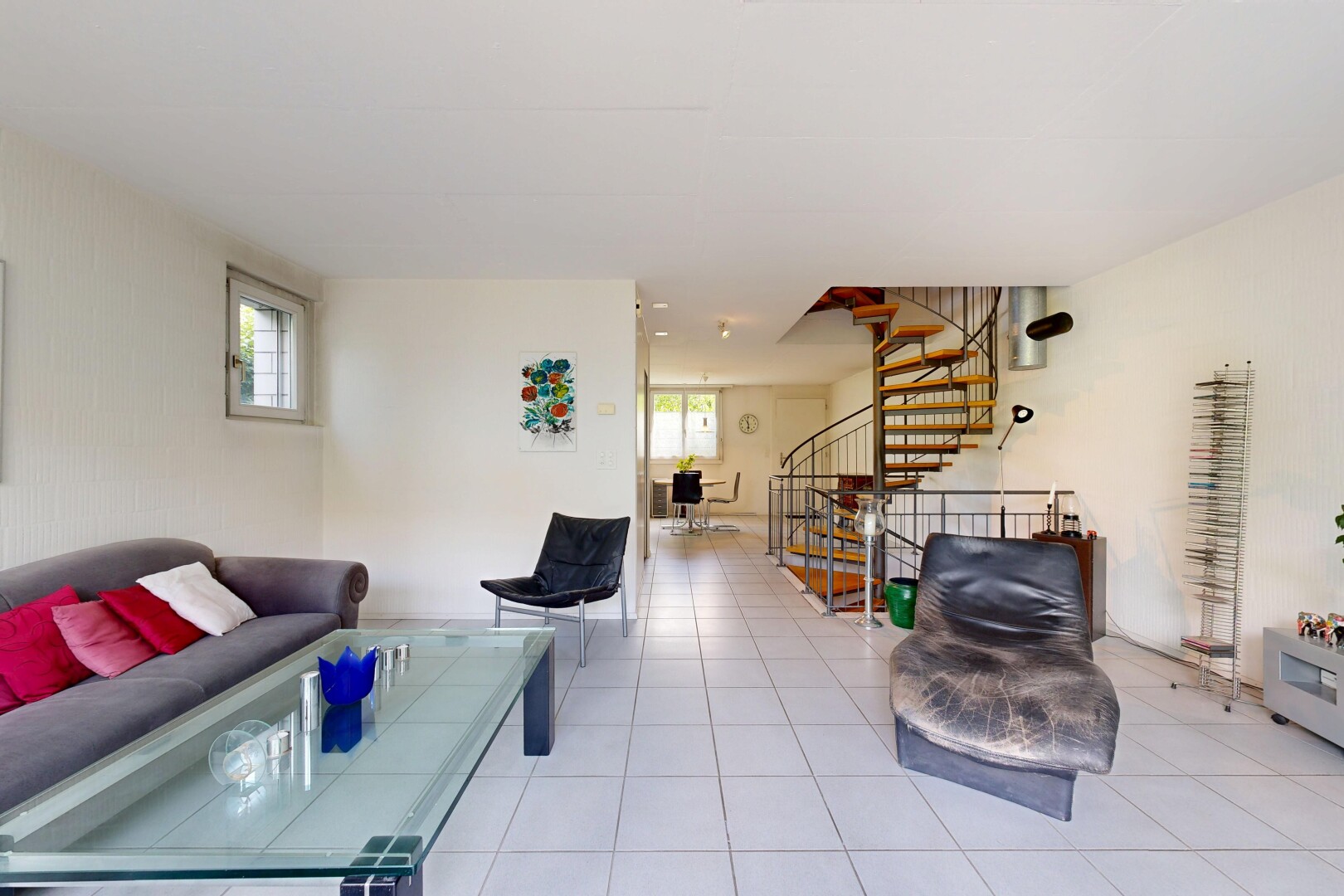 wohnzimmer mit treppen, inside property, natürliches licht, natural light, und light floor