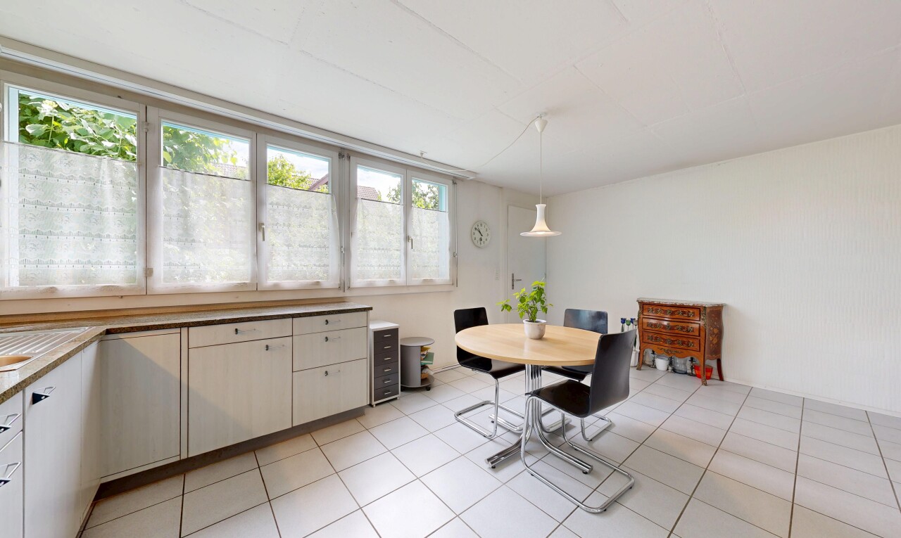 esszimmer mit light floor, inside property, natürliches licht, natural light, und gipskartonwand