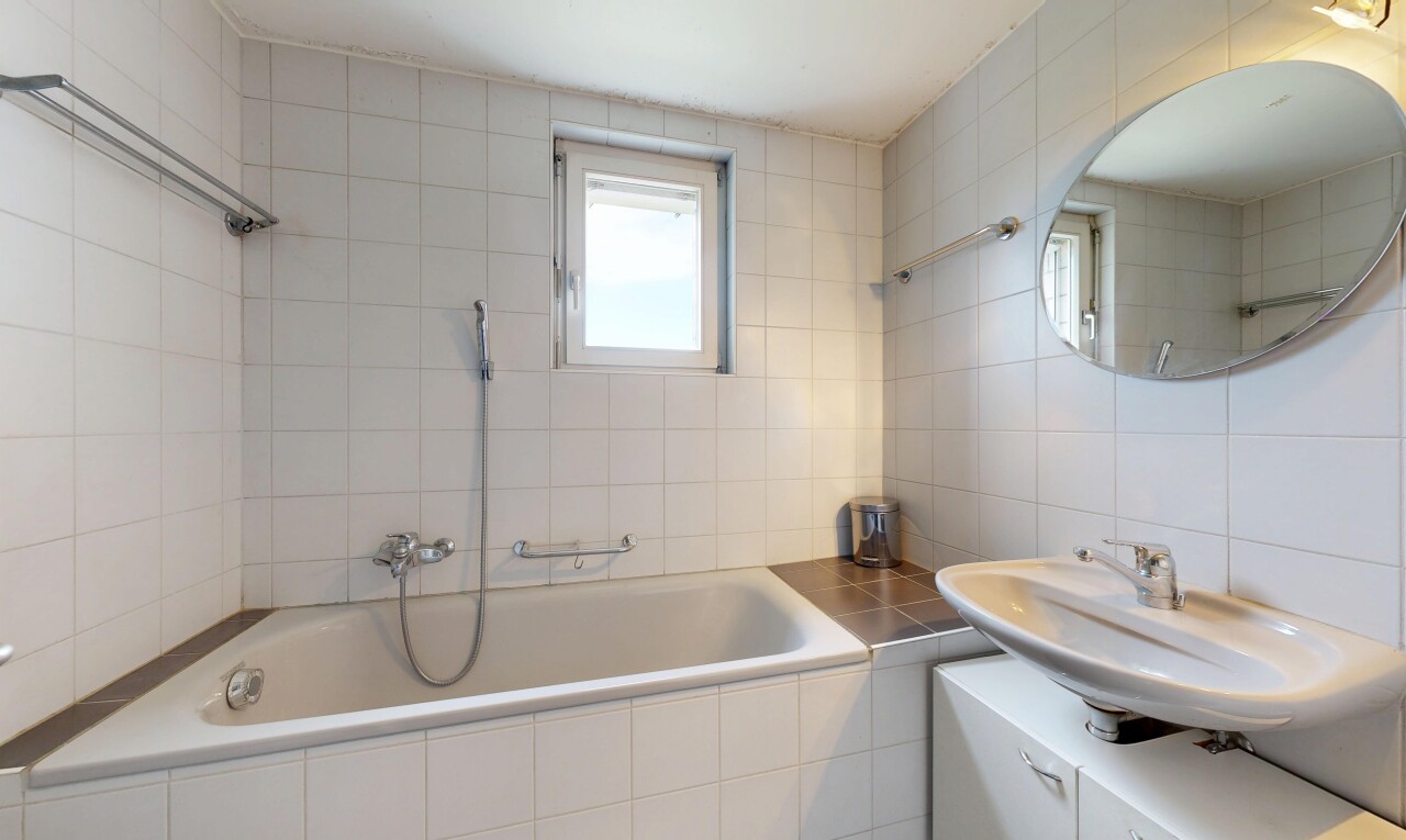 bad mit fliesenwand, tile wall, spiegel, komplettes badezimmer, und waschbecken