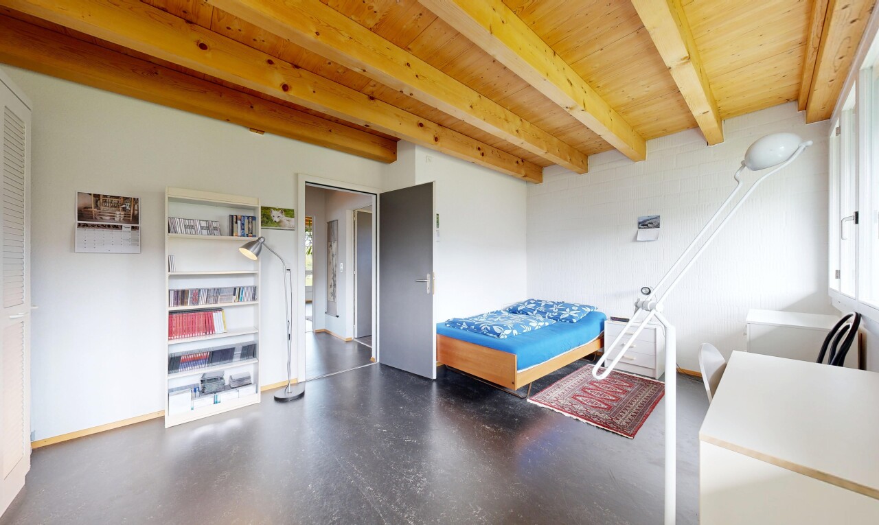 zimmer / schlafzimmer mit finished concrete floor, betonboden, concrete floor, inside property, und balkendecke
