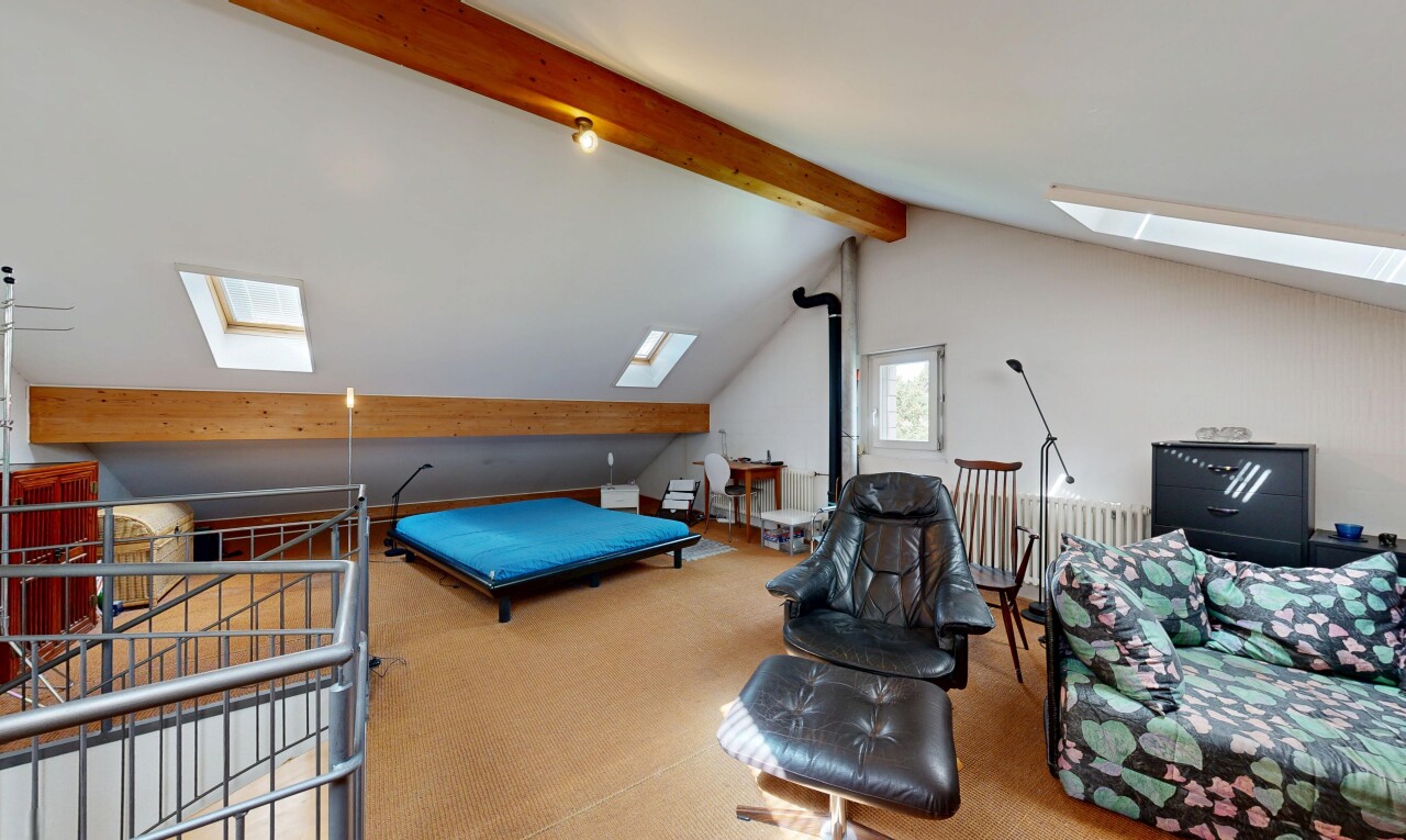 zimmer / schlafzimmer mit dachfenster, inside property, dachschräge, vaulted ceiling, und balkendecke