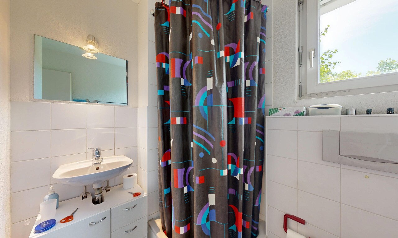 bad mit fliesenwand, tile wall, spiegel, komplettes badezimmer, und natürliches licht