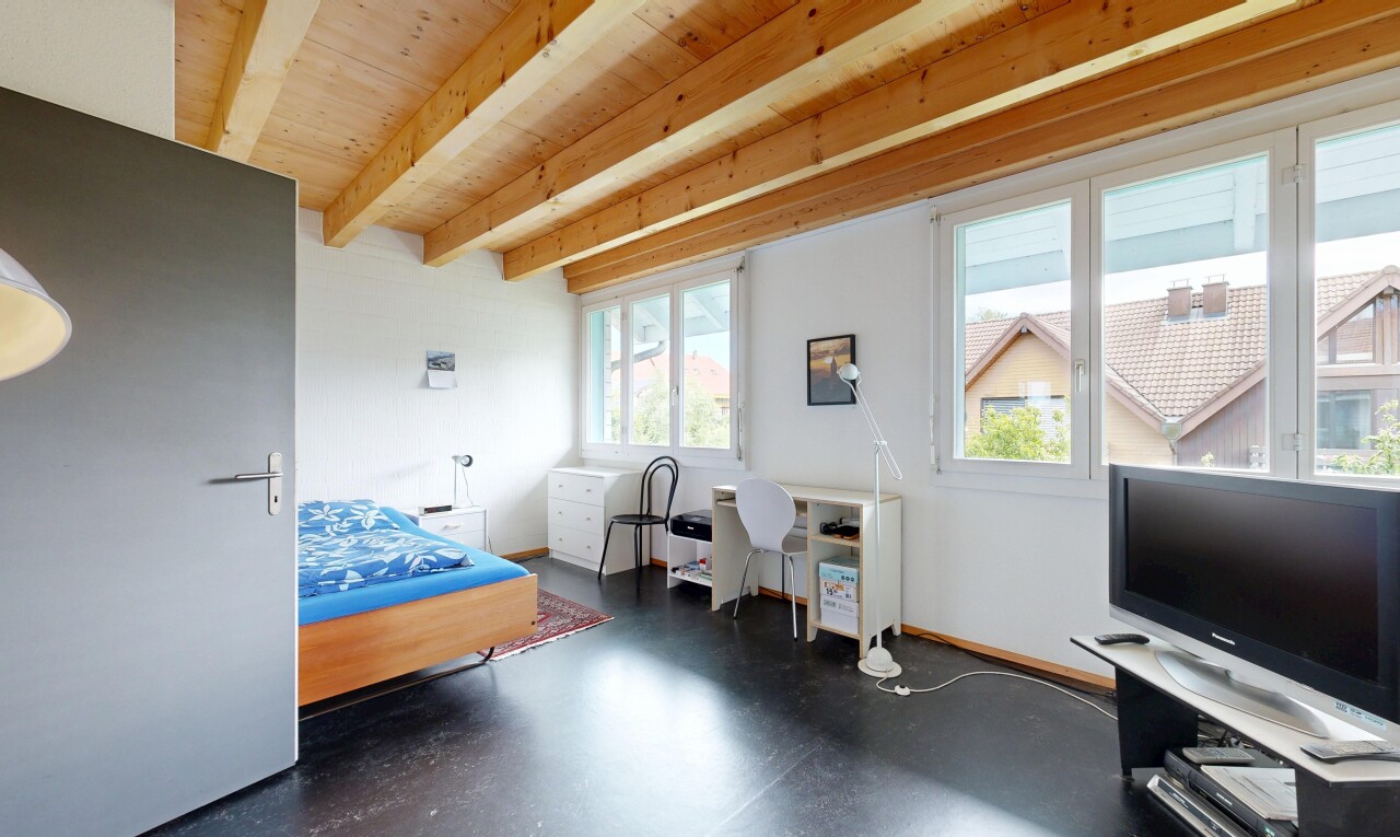 zimmer / schlafzimmer mit finished concrete floor, betonboden, concrete floor, balkendecke, und beamed ceiling
