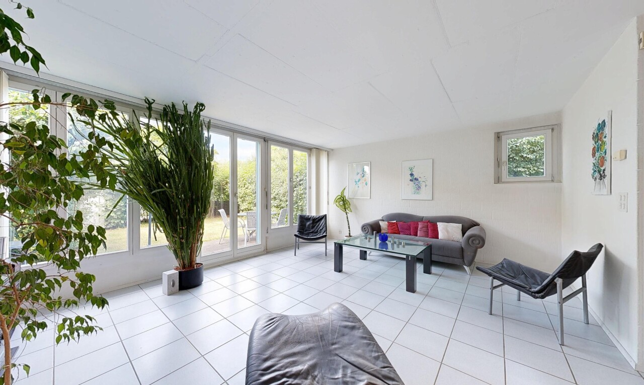 wohnzimmer mit inside property, natürliches licht, natural light, fliesenboden, und tile floor