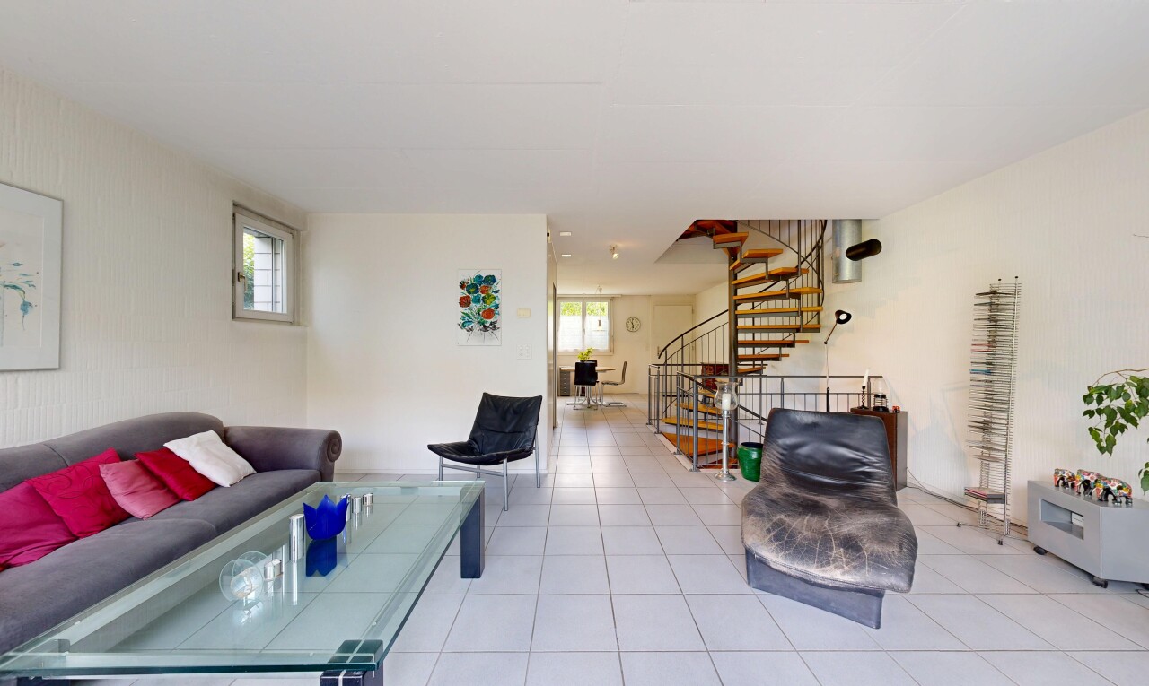 wohnzimmer mit treppen, inside property, natürliches licht, natural light, und light floor