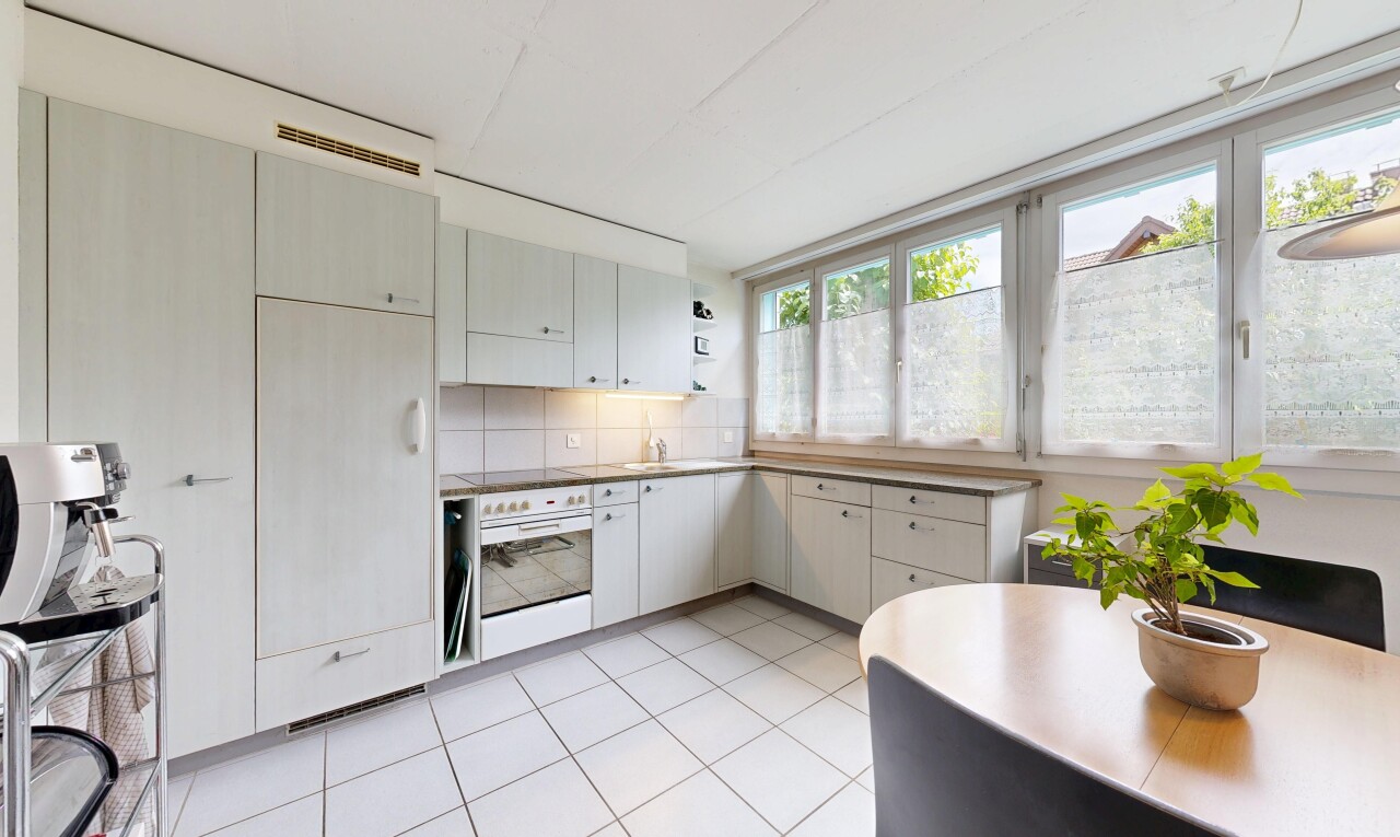 küche mit light floor, ofen, inside property, natürliches licht, und natural light